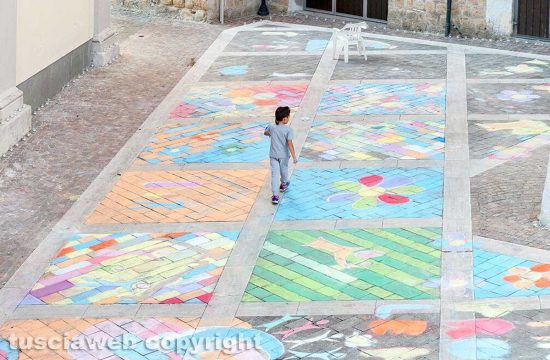 Piansano - Bambini colorano il sagrato della chiesa