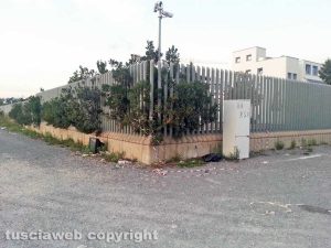 Viterbo - Rifiuti fuori dal tribunale