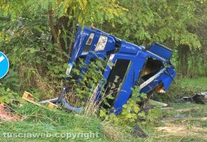 Vejano - Camion fuori strada