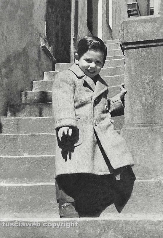 Viterbo - Come eravamo - 1957 - Bambino al palazzetto in via del Gallo