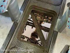 Un buco nel pavimento del pullman Cotral