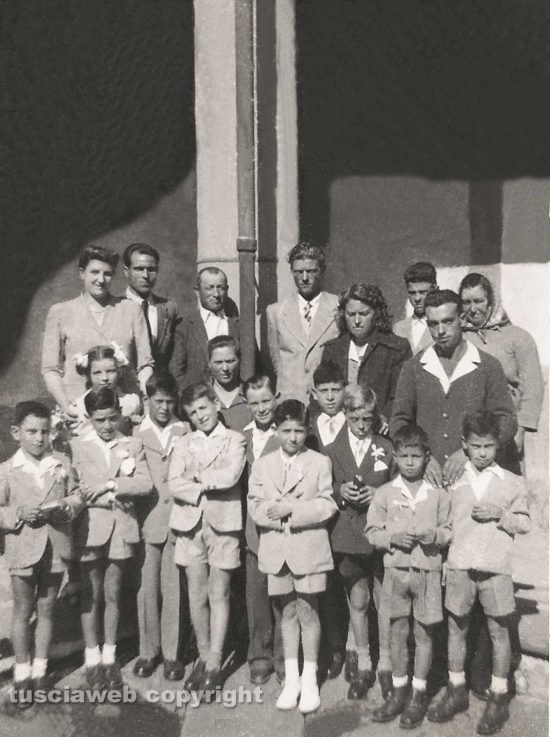  Viterbo - Come eravamo - 1950 - Cresimandi nel chiostro della Trinità