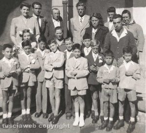 Viterbo - Come eravamo - 1950 - Cresimandi nel chiostro della Trinità