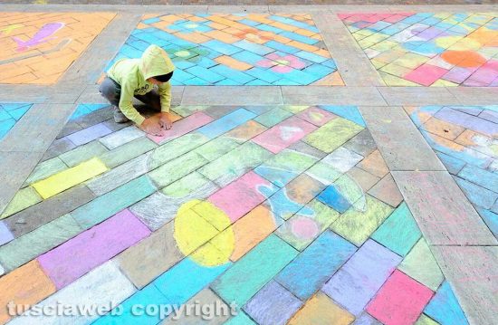 Piansano - Bambini colorano il sagrato della chiesa