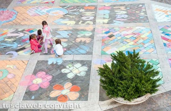 Piansano - Bambini colorano il sagrato della chiesa