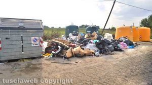 Viterbo - Discarica a cielo aperto in strada Teverina