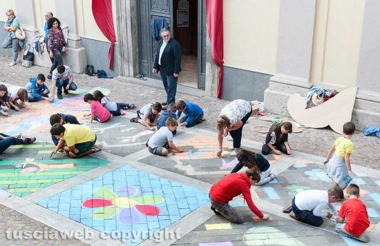 Piansano - Bambini colorano il sagrato della chiesa