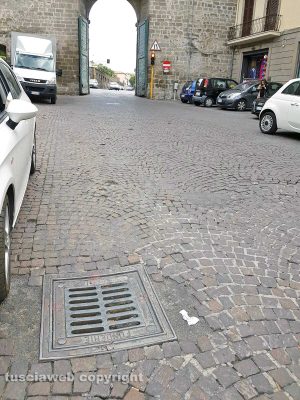 Viterbo - Un tombino a Porta Romana