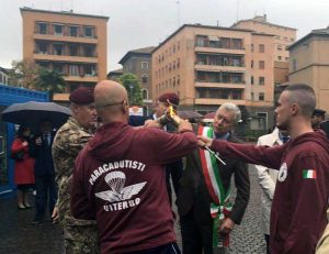 La fiaccola coi paracadutisti