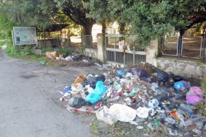 Viterbo - I rifiuti davanti alle ex terme Inps