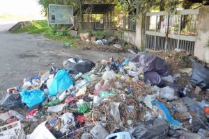 Viterbo - I rifiuti davanti alle ex terme Inps