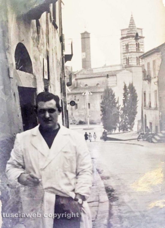 Viterbo - Come eravamo 1957 - Peppe Cappelli davanti alla sua drogheria