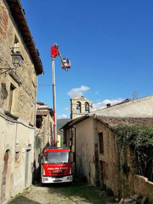 I vigili del fuoco al lavoro nelle terre colpite dal sisma