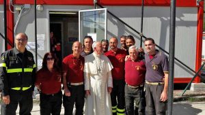 Papa Francesco con Paduano e i vigili del fuoco nelle terre colpite dal sisma 
