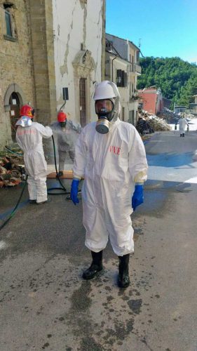I vigili del fuoco al lavoro nelle terre colpite dal sisma