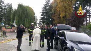 Terremoto - Il comandante Paduano accoglie il papa in visita nelle terre colpite dal sisma