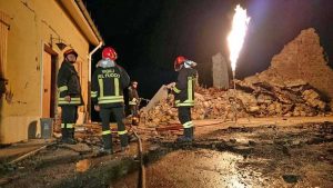 I vigili del fuoco al lavoro nelle terre colpite dal sisma