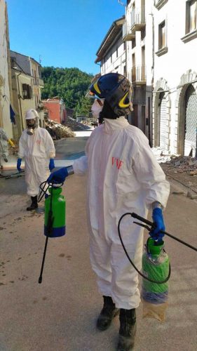 I vigili del fuoco al lavoro nelle terre colpite dal sisma
