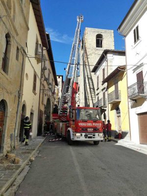 I vigili del fuoco al lavoro nelle terre colpite dal sisma