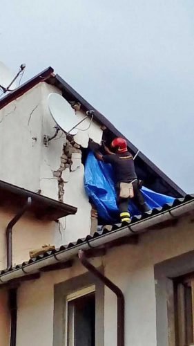 I vigili del fuoco al lavoro nelle terre colpite dal sisma