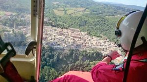 Un'immagine dall'elicottero dei vigili del fuoco all'indomani del sisma del 24 agosto 