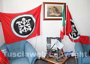 La smerigliatrice sequestrata e le bandiere di CasaPound