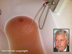 Acqua marrone dai rubinetti - Nel riquadro il sindaco Leonardo Michelini
