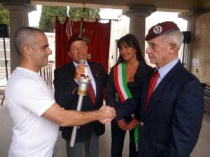 Tocchi si complimenta con il tedoforo Barrasso 