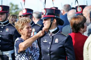 Un momento della consegna di gradi