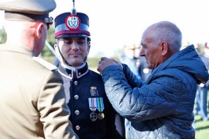 Un momento della consegna di gradi 