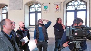 Viterbo - La troupe di Voyager nella sala del Conclave