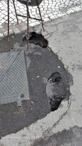 Viterbo - Voragini sull'asfalto in via Bianchi