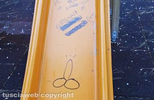 Viterbo - Imbrattati i giochi al parco "Chiara Lubich"