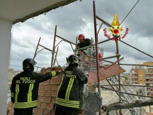 Interventi dei vigili del fuoco per la tromba d'aria a Ladispoli
