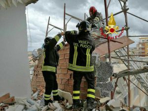 Interventi dei vigili del fuoco per la tromba d'aria a Ladispoli