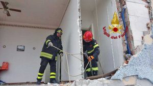 Interventi dei vigili del fuoco per la tromba d'aria a Ladispoli 