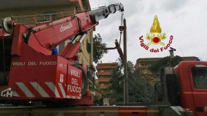 Interventi dei vigili del fuoco per la tromba d'aria a Ladispoli 