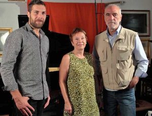 Luca Cionco (Vocalist Hotel Supramonte), la produttrice svedese Katarina Hellgren e il manager del gruppo Franco Pagliaccia