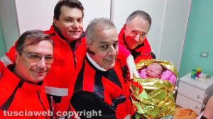 Il personale del 118 tempestivamente arrivato sul posto con la piccola Arianna