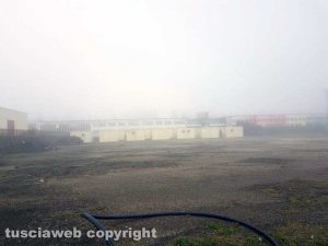Viterbo - Il campo profughi alla ex fiera coperto dalla nebbia (foto scattata da Marini il 27 novembre alle 11,30)