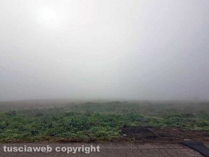 Viterbo - Il campo profughi alla ex fiera coperto dalla nebbia (foto scattata da Marini il 27 novembre alle 11,30)