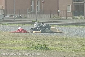 Viterbo - Immondizia, televisori e frigoriferi davanti al tribunale