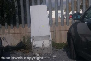 Viterbo - Immondizia, televisori e frigoriferi davanti al tribunale