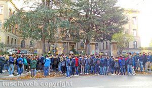 Viterbo - La manifestazione degli studenti davanti al Savi