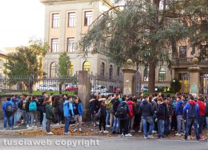 Viterbo - La manifestazione degli studenti davanti al Savi