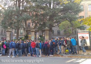 Viterbo - La manifestazione degli studenti davanti al Savi