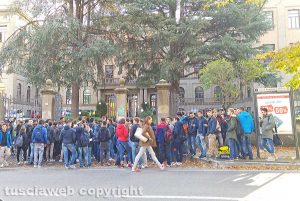 Viterbo - La manifestazione degli studenti davanti al Savi
