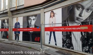 Viterbo - H&M - Le vetrine