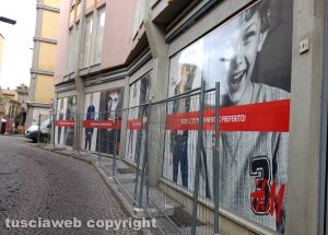 Viterbo - H&M - Le vetrine