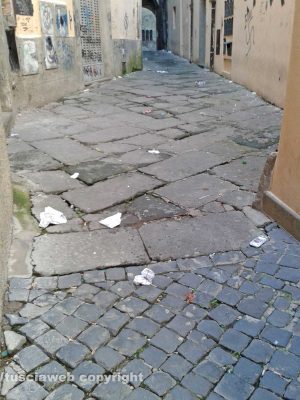 Viterbo - La sporcizia lungo via dell'Archetto